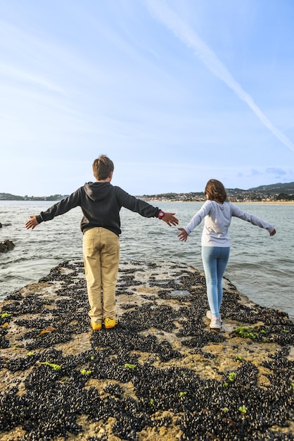 Photo profiter de la nature sur un brise-lames en pierre dans la mer pleine de moules