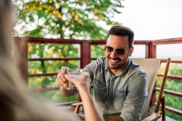 Profiter des vacances d&#39;été avec un verre. À votre santé!