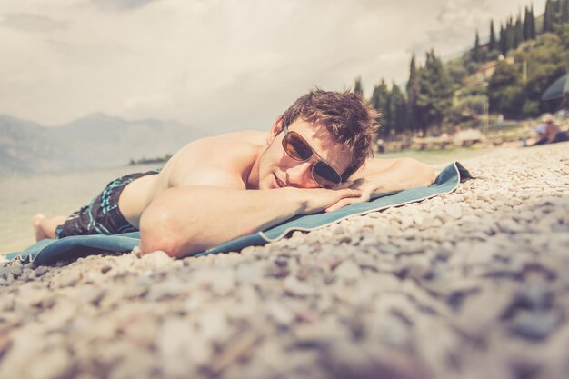 Photo profiter des vacances à la plage beau avec des lunettes de soleil