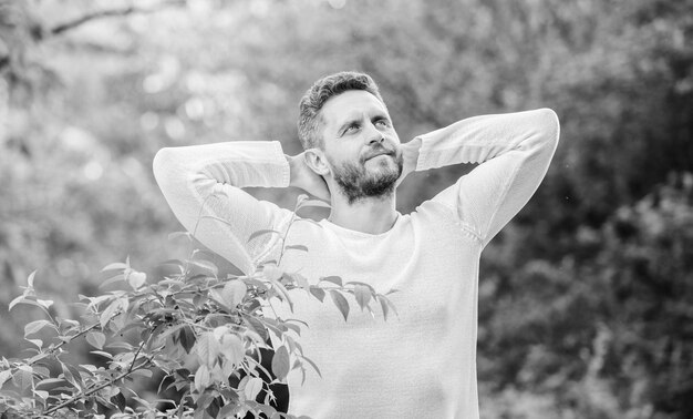 Profiter de la vie verte. homme dans la forêt. le temps de réfléchir. vie écologique pour l'homme. homme dans la forêt verte. matin dans la nature. mode de vie sain. nature et santé. mannequin mature. macho Man. inspiration.