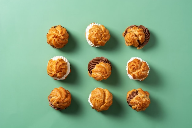 Photo profiteroles au chocolat et à la crème sur fond vert