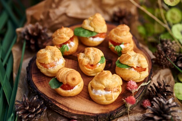 Profiteroles au fromage à pâte molle, poisson rouge et herbes. Un repas gastronomique pour la table des fêtes.