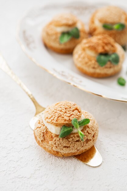 Profiteroles maison sur la feuille de musique avec des notes.