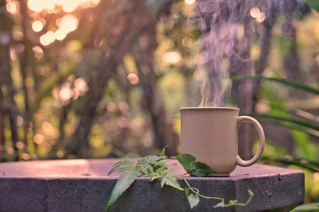 Photo profitez d'un café chaud avec un fond neutre