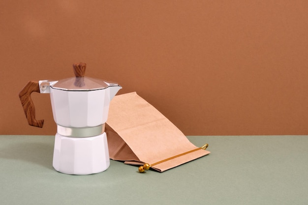 Profitez du café et de la pause Rétro géyser cafetière et cadeau en papier pour le café Copier l'espace pour le texte