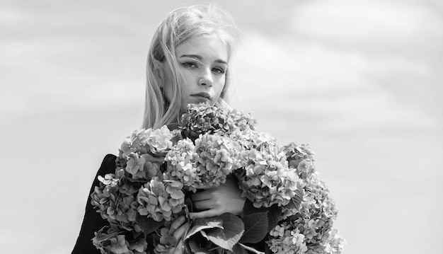 Profitez du printemps sans allergie Fille tendre blonde tenir un bouquet d'hortensias Vie sans allergie Arrêter la saison de floraison des allergies Floraison printanière Allergie au pollen Les femmes adorent les fleurs Attributs du printemps