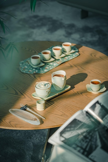 Profitez du thé à la maison dans un style asiatique Femme buvant du thé le matin pour rester lucide tout au long de la journée
