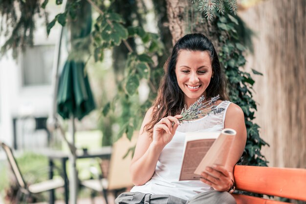 Profitez de la lecture d&#39;un livre en plein air dans la ville.