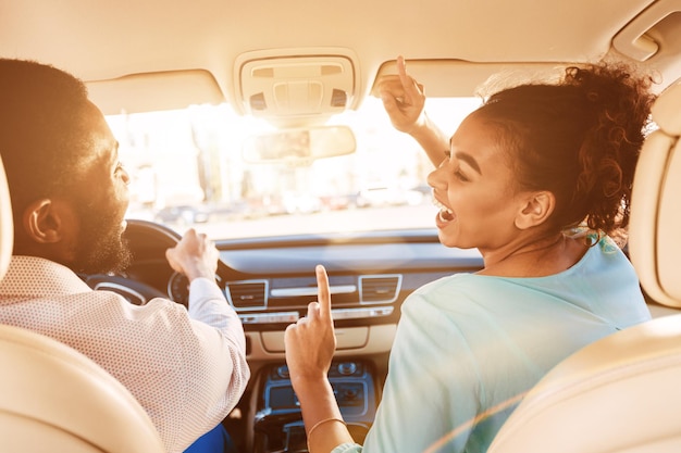 Profitez d'un voyage en couple en écoutant de la musique en voiture