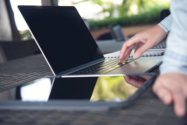 Programmateur développeur travaillant sur un projet dans le développement de logiciels informatiques dans le bureau d'une entreprise informatique Écrire des codes et du code de données sur le site Web et coder des technologies de base de données pour trouver une solution au problème