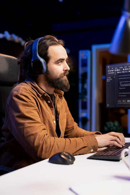 Programmateur écoutant de la musique et écrivant des lignes de code filtrant le trafic malveillant