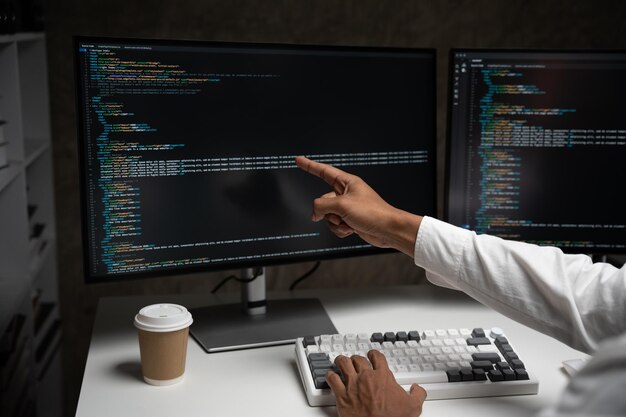 Programmateur informatique asiatique travaillant sur un ordinateur de bureau Spécialiste masculin Création d'ingénieurs logiciels innovants Développement de programmes d'applications