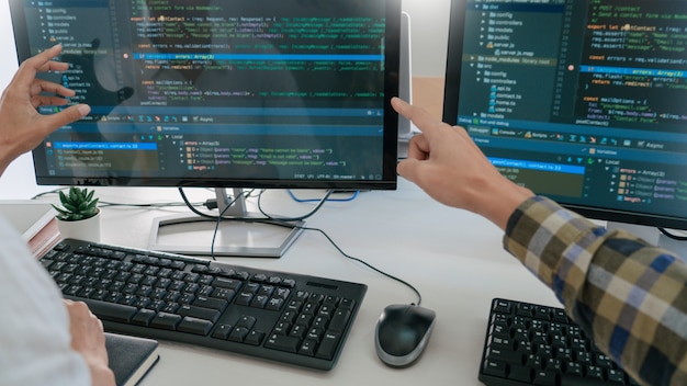 Programmateurs développant des codes sur leurs ordinateurs
