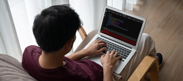 Programmation de développement de logiciels sur l'écran de l'ordinateur pour une application moderne