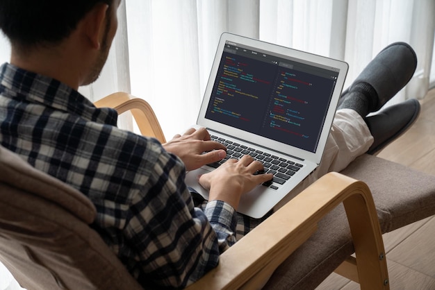 Programmation de développement de logiciels sur écran d'ordinateur pour une application moderne