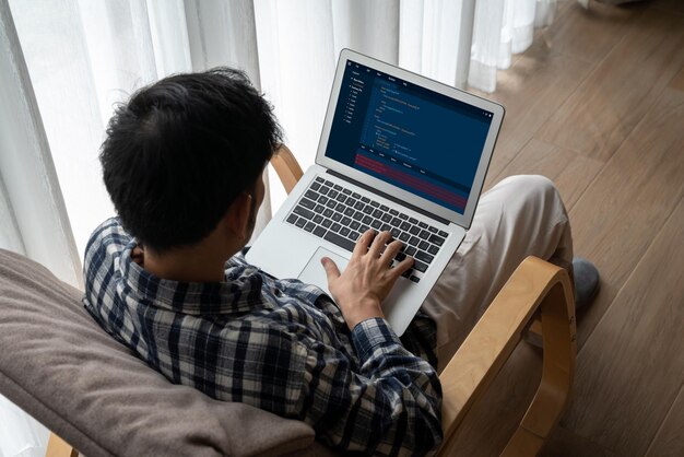 Programmation de développement de logiciels sur l'écran de l'ordinateur pour une application moderne