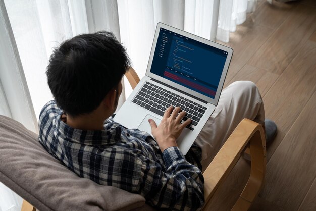 Programmation de développement de logiciels sur écran d'ordinateur pour une application moderne