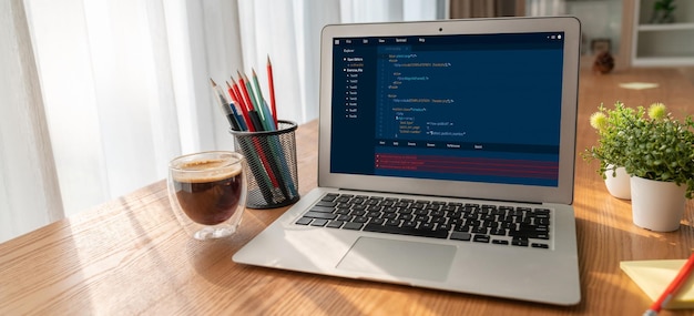 Programmation de développement de logiciels sur l'écran de l'ordinateur pour une application moderne