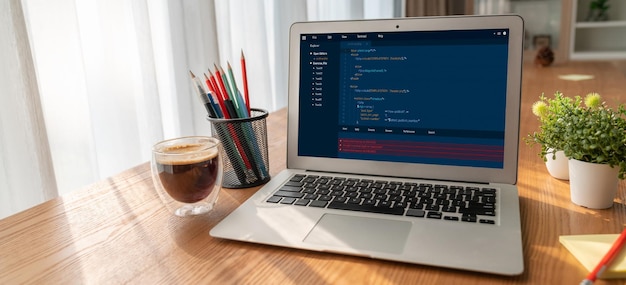 Programmation de développement de logiciels sur écran d'ordinateur pour une application moderne