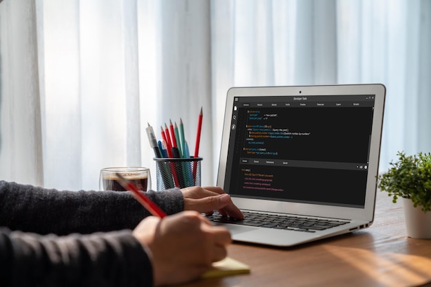 Programmation de développement de logiciels sur l'écran de l'ordinateur pour une application moderne