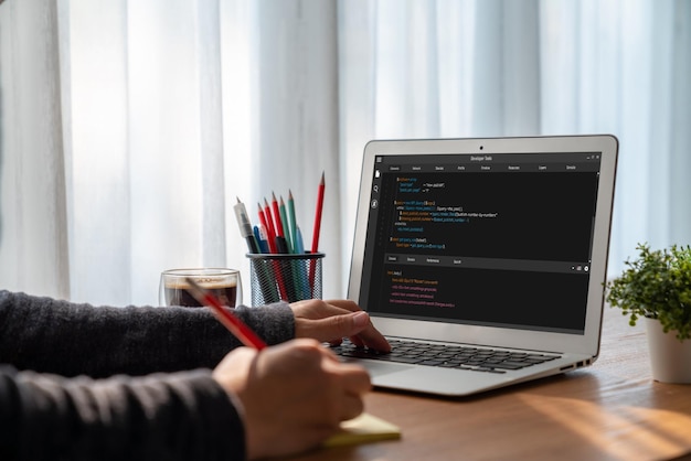 Programmation de développement de logiciels sur écran d'ordinateur pour une application moderne