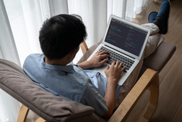 Programmation de développement de logiciels sur l'écran de l'ordinateur pour une application moderne