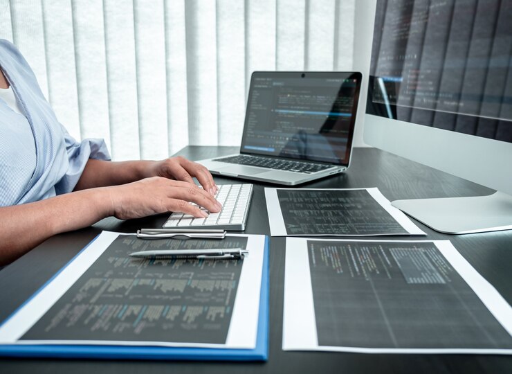 Programmeur développeur féminin travaillant sur l'ordinateur du logiciel de codage, le site Web d'écriture et la technologie de base de données de développement au bureau.
