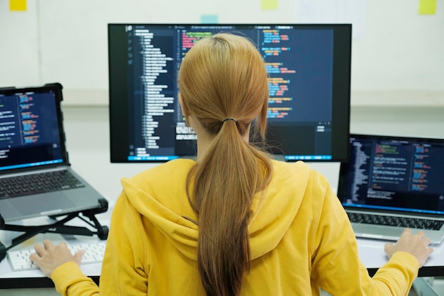 Photo le programmeur est un logiciel de codage et de programmation