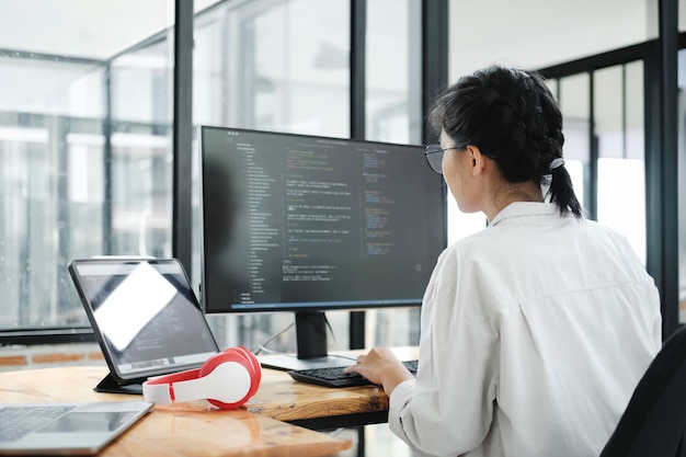 Un programmeur informatique commence à travailler sur un ordinateur de bureau. L'ingénieur logiciel du développeur de sites Web développe un terminal de jeu vidéo avec un langage de programmation de codage.