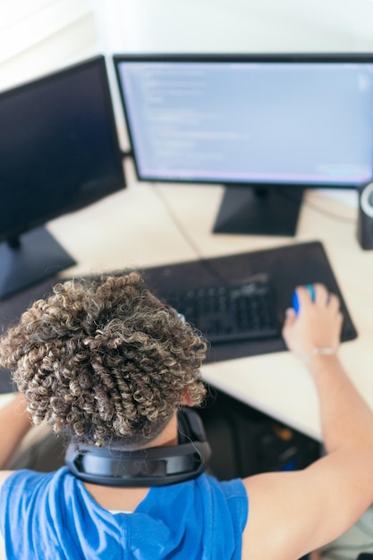 Programmeur informatique occupé à coder tiré d'en haut