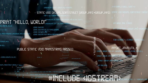 Un programmeur informatique utilise un ordinateur portable capable de développer un code de programmation
