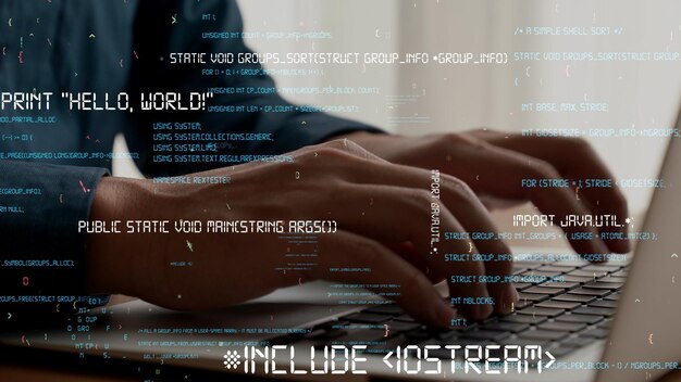 Photo un programmeur informatique utilise un ordinateur portable capable de développer un code de programmation
