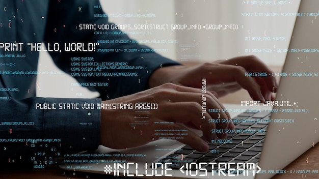 Un programmeur informatique utilise un ordinateur portable capable de développer un code de programmation