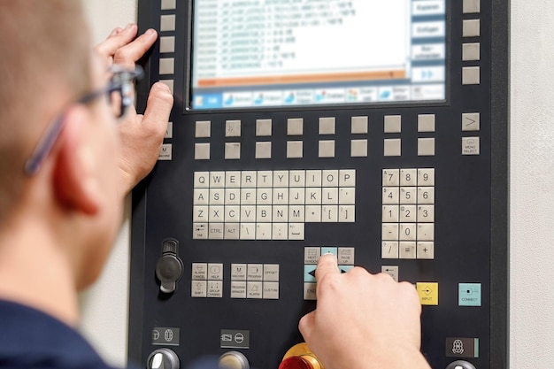Le programmeur de la machine à fraisage CNC apporte des ajustements au programme pour modifier les paramètres de coupe