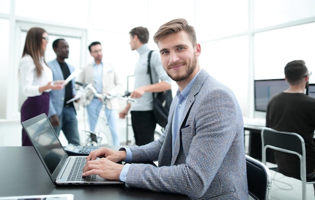 Le programmeur teste l'ordinateur portable dans l'officephoto avec espace de copie