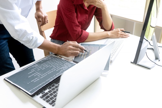 Programmeur de travail d'équipe travaillant avec ordinateur