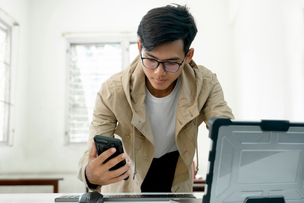 Les Programmeurs Et Les équipes De Développeurs Codent Et Développent Des Logiciels.