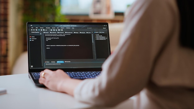 Une programmeuse asiatique travaille sur le codage de logiciels dans un bureau à domicile.