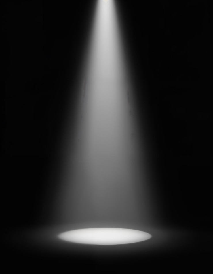 Photo un projecteur brille sur une scène avec un projecteur dessus