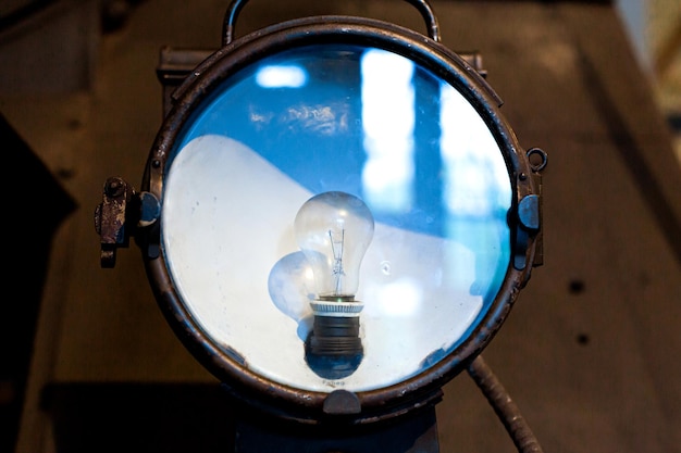 Projecteur de train d'atterrissage avec lampe à incandescence d'une locomotive à vapeur vintage