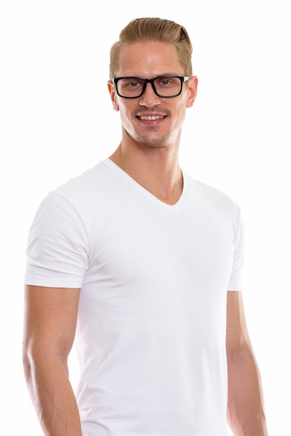 Projectile studio, de, heureux, jeune, beau, homme souriant, quoique, porter, lunettes