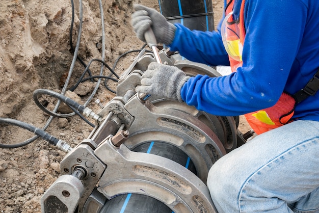 Projet d&#39;approvisionnement en eau du site de construction à travailler pour le soudage de la connexion de tuyaux en PEHD