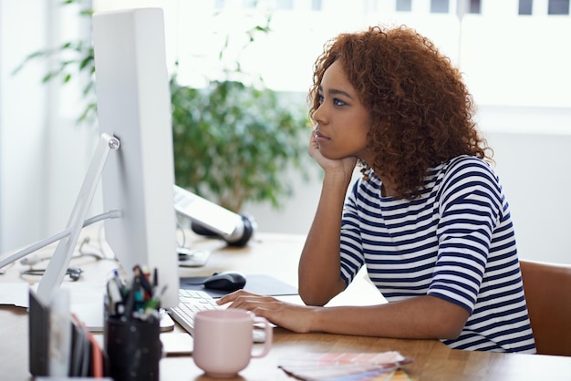 Photo ce projet prend beaucoup de temps photo d'une jeune femme au travail sur un ordinateur dans un bureau