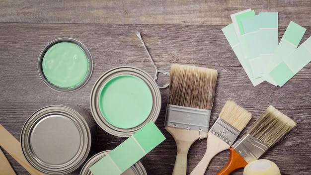 Projet de rénovation domiciliaire. Peindre du bois avec de la peinture couleur turquoise.