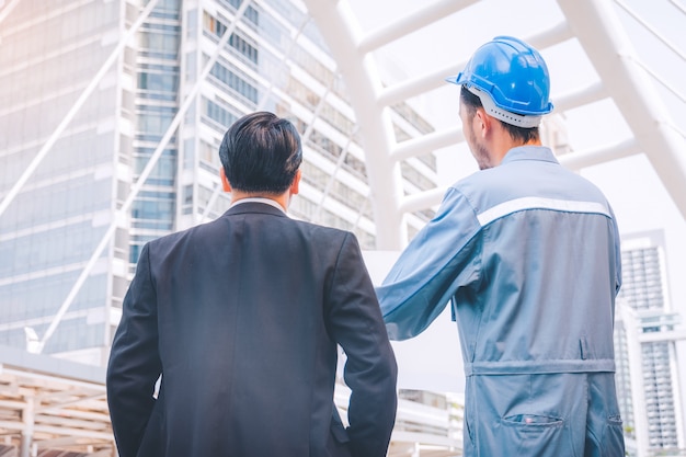 Projet de réunion du chef d&#39;entreprise et d&#39;un ingénieur sur un chantier de construction