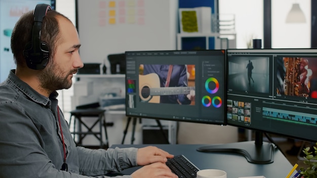 Photo projet vidéo d'édition de vidéaste mettant des écouteurs