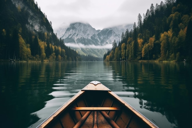 promenade en bateau sur la rivière dans la montagne