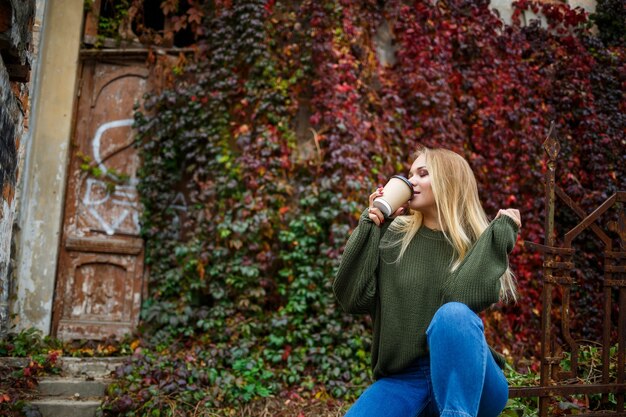 Promenade d'une belle fille dans un pull et un jean