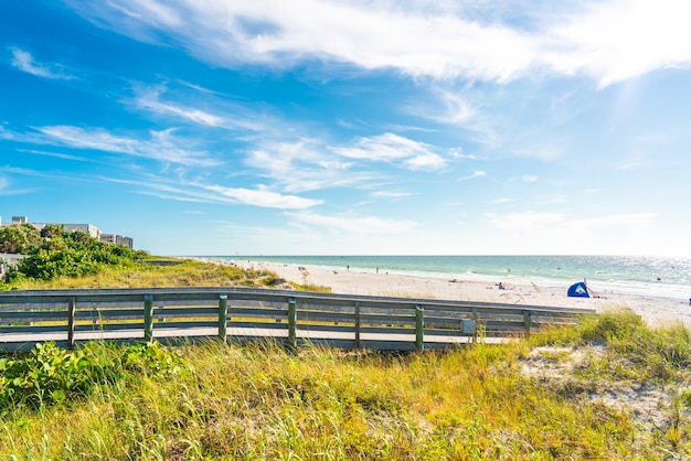 Promenade en bois à Indian Rocks Beach en Floride, USA