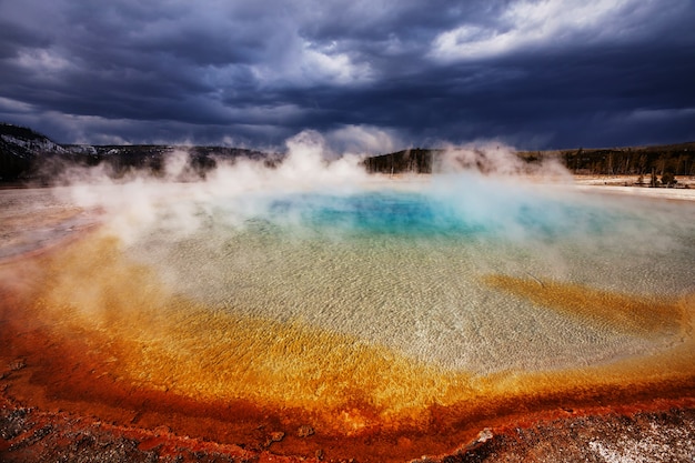 Promenade en bois le long des champs de geyser dans le Parc National de Yellowstone, USA